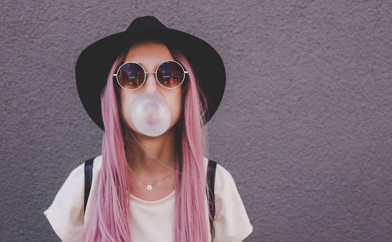 La carga bacteriana de los chicles permanece semanas después de tirarlos al suelo