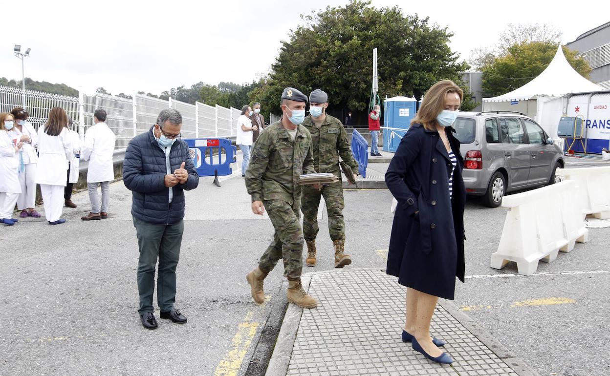 Militares y personal sanitario analizaron este jueves la ubicación del hospital en los exteriores del centro sanitario gijonés.