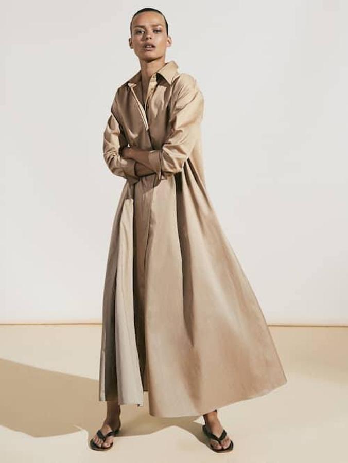 Vestido camisero de popelín 'oversize' y en color beige de Massimo Dutti, 129 euros.