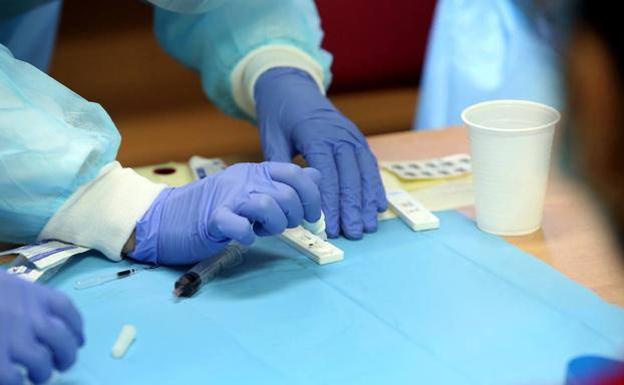 Los profesionales del Hospital de Cabueñes piden refuerzos y el coronavirus sigue golpeando en los geriátricos 