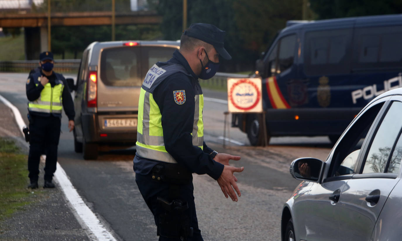 Los vecinos de Gijón, Oviedo y Avilés no pueden desde hoy salir de sus localidades de residencia por ningún motivo que no esté relacionado con el desempeño de su trabajo, la asistencia a su centro educativo o una cita médica, el cuidado de personas mayores, dependientes o menores, la realización de gestiones inaplazables o el retorno a su lugar de residencia, entre otras cuestiones. Las fuerzas de seguridad vuelven a controlar el tránsito de vehículos a la entrada y salida de las ciudades