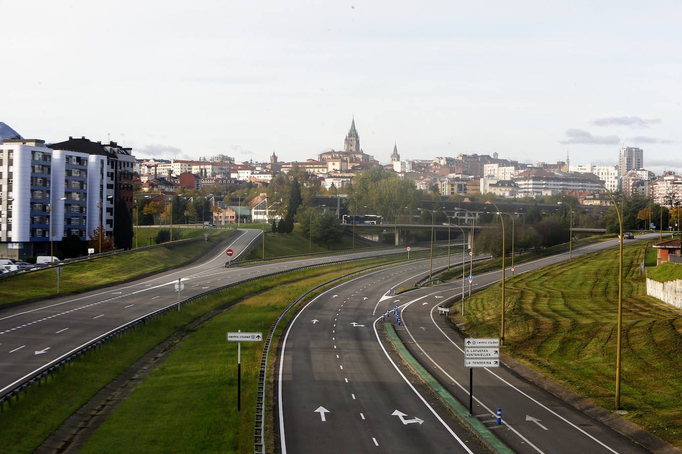 Los vecinos de Gijón, Oviedo y Avilés no pueden desde hoy salir de sus localidades de residencia por ningún motivo que no esté relacionado con el desempeño de su trabajo, la asistencia a su centro educativo o una cita médica, el cuidado de personas mayores, dependientes o menores, la realización de gestiones inaplazables o el retorno a su lugar de residencia, entre otras cuestiones. Las fuerzas de seguridad vuelven a controlar el tránsito de vehículos a la entrada y salida de las ciudades