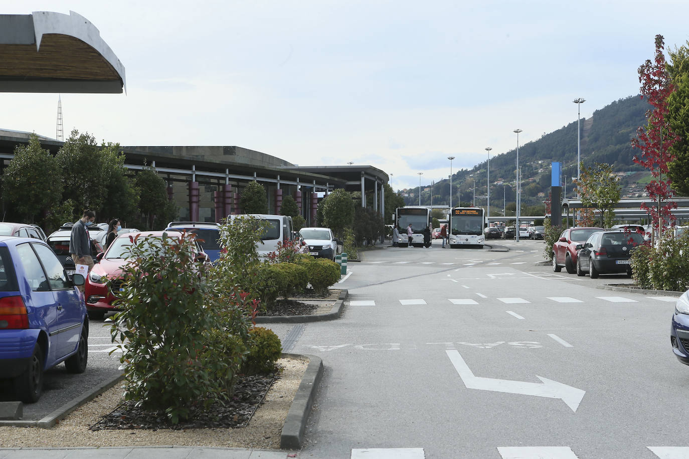 Los vecinos de Gijón, Oviedo y Avilés no pueden desde hoy salir de sus localidades de residencia por ningún motivo que no esté relacionado con el desempeño de su trabajo, la asistencia a su centro educativo o una cita médica, el cuidado de personas mayores, dependientes o menores, la realización de gestiones inaplazables o el retorno a su lugar de residencia, entre otras cuestiones. Las fuerzas de seguridad vuelven a controlar el tránsito de vehículos a la entrada y salida de las ciudades