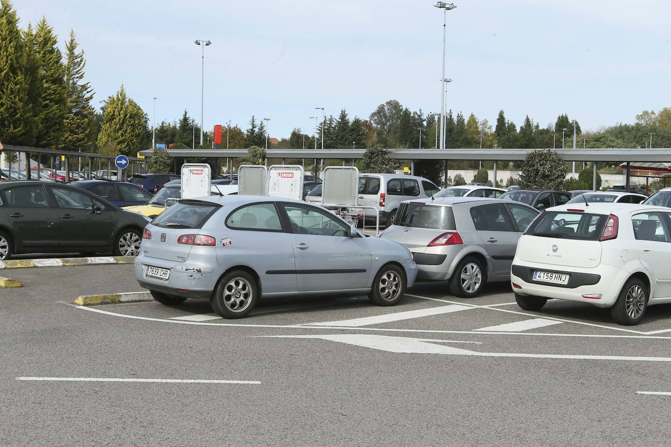 Los vecinos de Gijón, Oviedo y Avilés no pueden desde hoy salir de sus localidades de residencia por ningún motivo que no esté relacionado con el desempeño de su trabajo, la asistencia a su centro educativo o una cita médica, el cuidado de personas mayores, dependientes o menores, la realización de gestiones inaplazables o el retorno a su lugar de residencia, entre otras cuestiones. Las fuerzas de seguridad vuelven a controlar el tránsito de vehículos a la entrada y salida de las ciudades