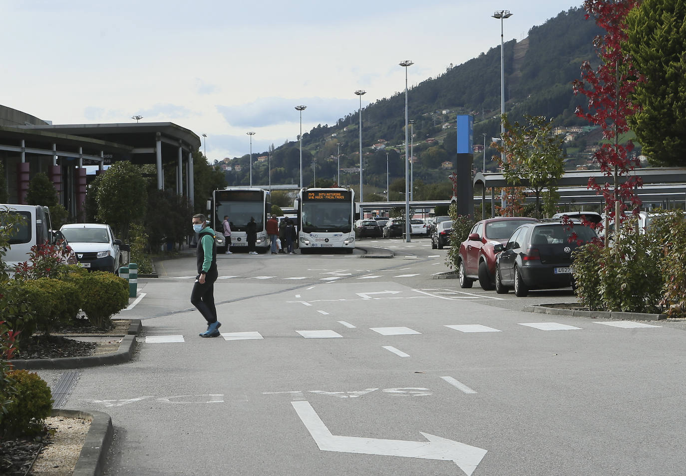 Los vecinos de Gijón, Oviedo y Avilés no pueden desde hoy salir de sus localidades de residencia por ningún motivo que no esté relacionado con el desempeño de su trabajo, la asistencia a su centro educativo o una cita médica, el cuidado de personas mayores, dependientes o menores, la realización de gestiones inaplazables o el retorno a su lugar de residencia, entre otras cuestiones. Las fuerzas de seguridad vuelven a controlar el tránsito de vehículos a la entrada y salida de las ciudades