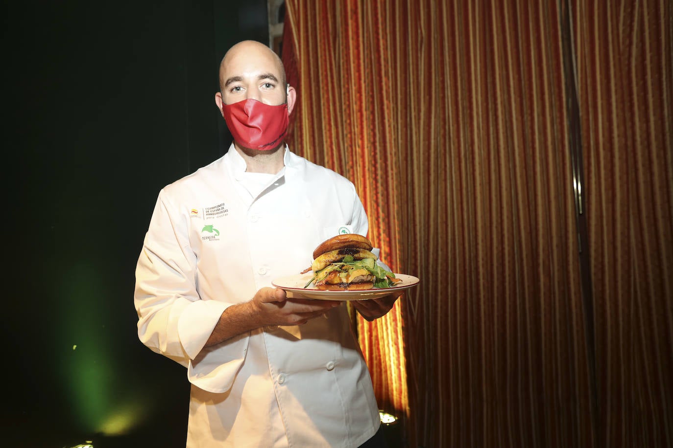 La hamburguesa casera elaborada por el granadino Pablo Gómez, se convirtió en la ganadora del Campeonato de España Foodie que se llevó a cabo en las instalaciones de la Universidad Laboral de Gijón.