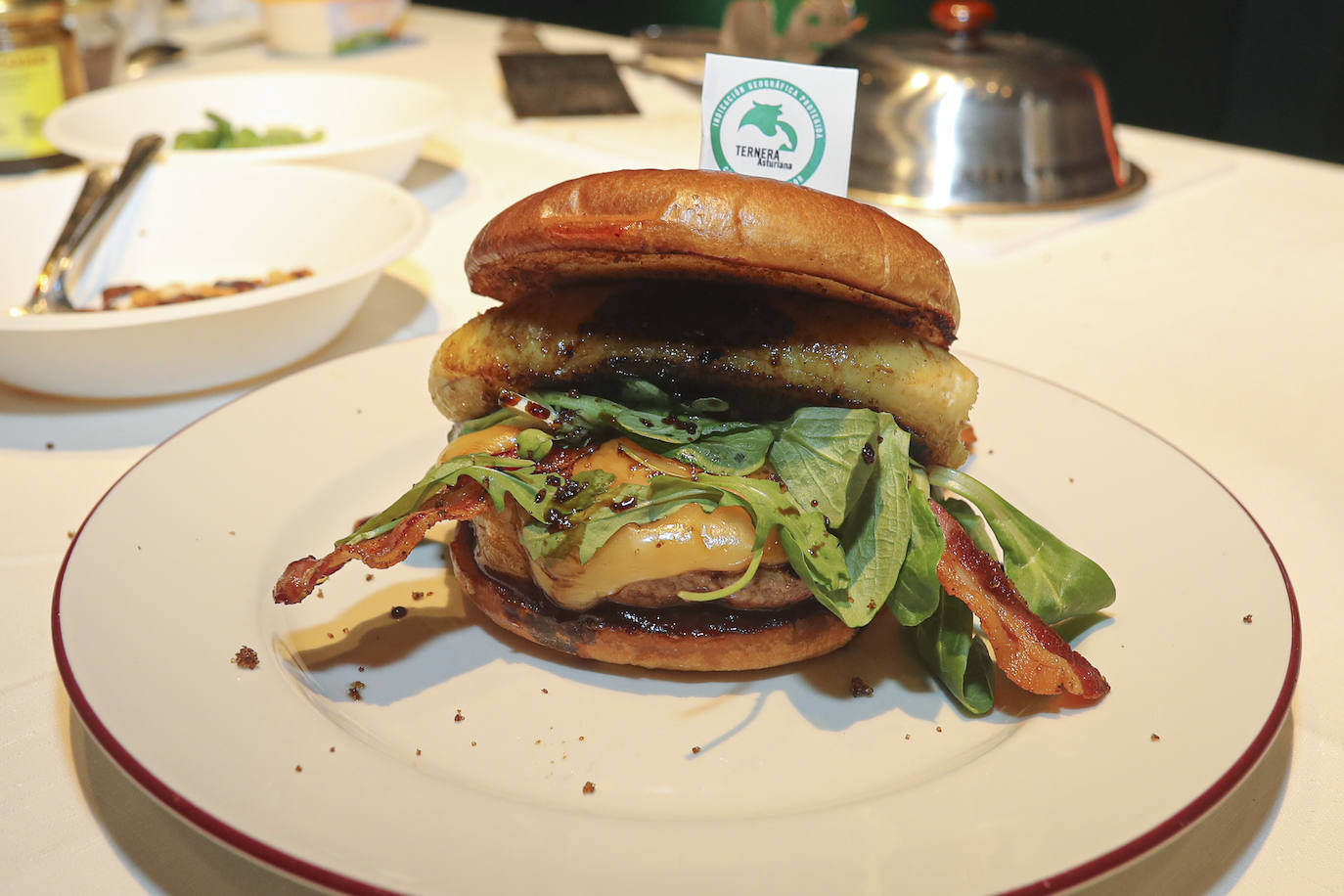 La hamburguesa casera elaborada por el granadino Pablo Gómez, se convirtió en la ganadora del Campeonato de España Foodie que se llevó a cabo en las instalaciones de la Universidad Laboral de Gijón.