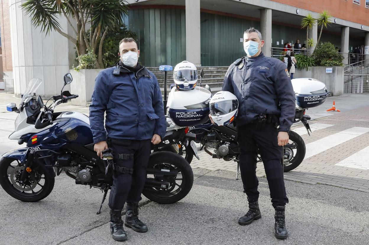 Los agentes José y Alberto, ayer, ante la comisaría. 