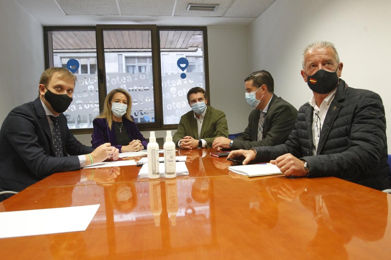 Almeida, en el centro, con Mallada en la sede de Otea. 