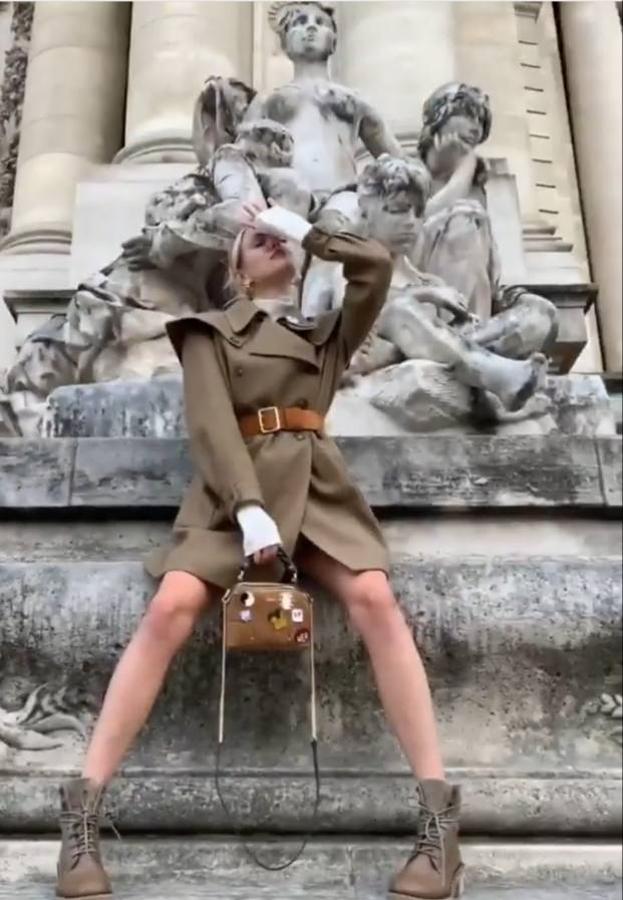 Modelos, influencers o incluso famosas tiradas por los suelos, con retorcidas poses y con algunas posturas que no se caracterizan precisamente por la comodidad. En Instagram y en el mundo de la moda cada vez es más común encontrarse con este tipo de imágenes casi imposibles en las que modelos o influencers posan con las últimas tendencias y con esas posturas que rozan lo exagerado. Una realidad a la que hemos decidido darle un toque de humor recopilando algunas de las mejores y otras que hemos encontrado en la famosa cuenta de Instagram de 'Modelos con ciática' que critica precisamente estas antinaturales poses a golpe de meme. Está claro que originalidad no les falta.