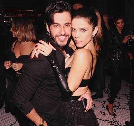 Abrazado a Juana Acosta en un cumpleaños. 