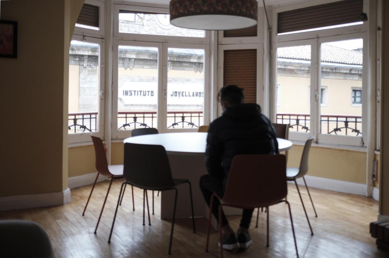 El adolescente marroquí, en uno de los pisos de acogida que ACCEM tiene en Gijón. 