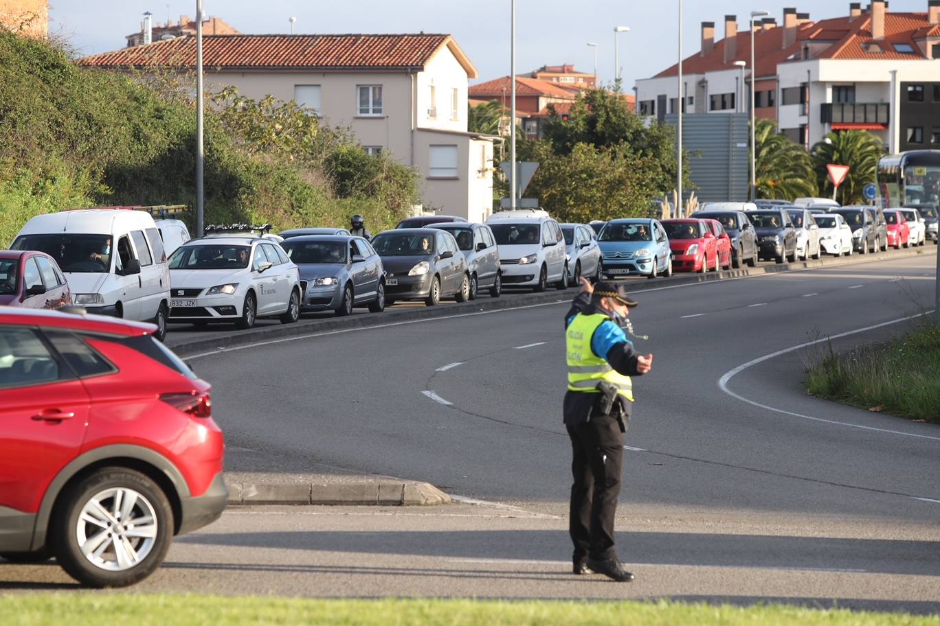 Fotos: Los controles policiales se intensifican en las salidas y entradas de Gijón, Oviedo y Avilés