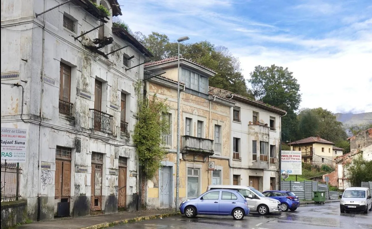 Antiguo cuartel y edificios deteriorados en El Castañéu. 