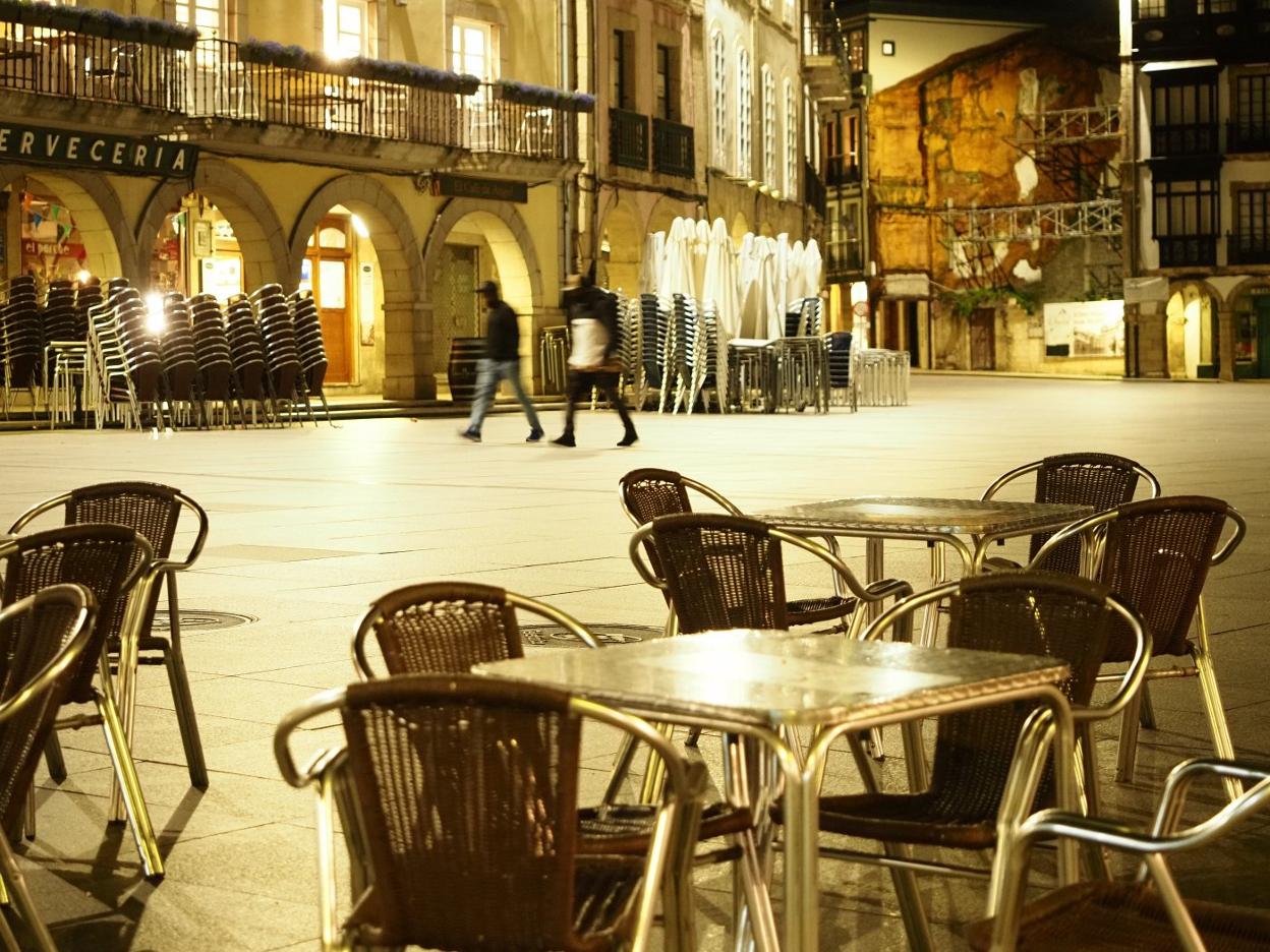 Los hosteleros de Avilés no esperaron a la hora del toque de queda para cerrar anoche. 