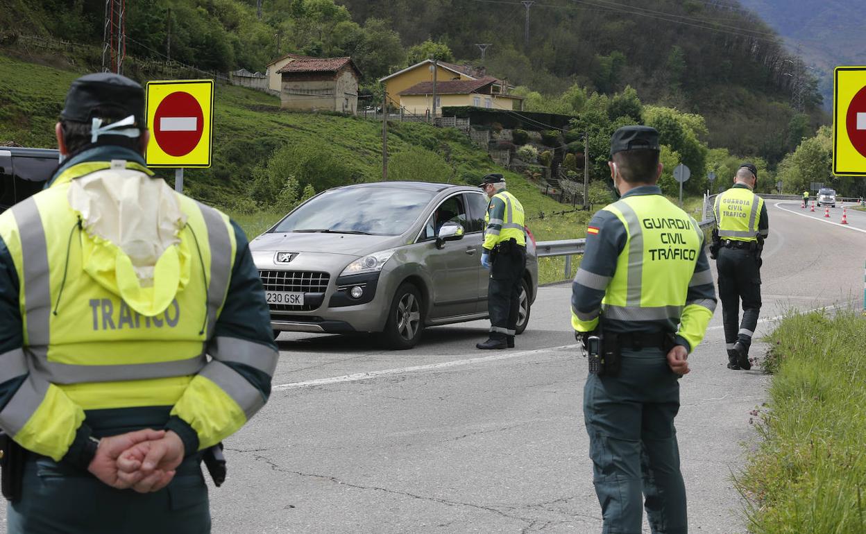 Un control de la Guardia Civil en Pola de Lena durante el estado de alarma decretado en marzo 