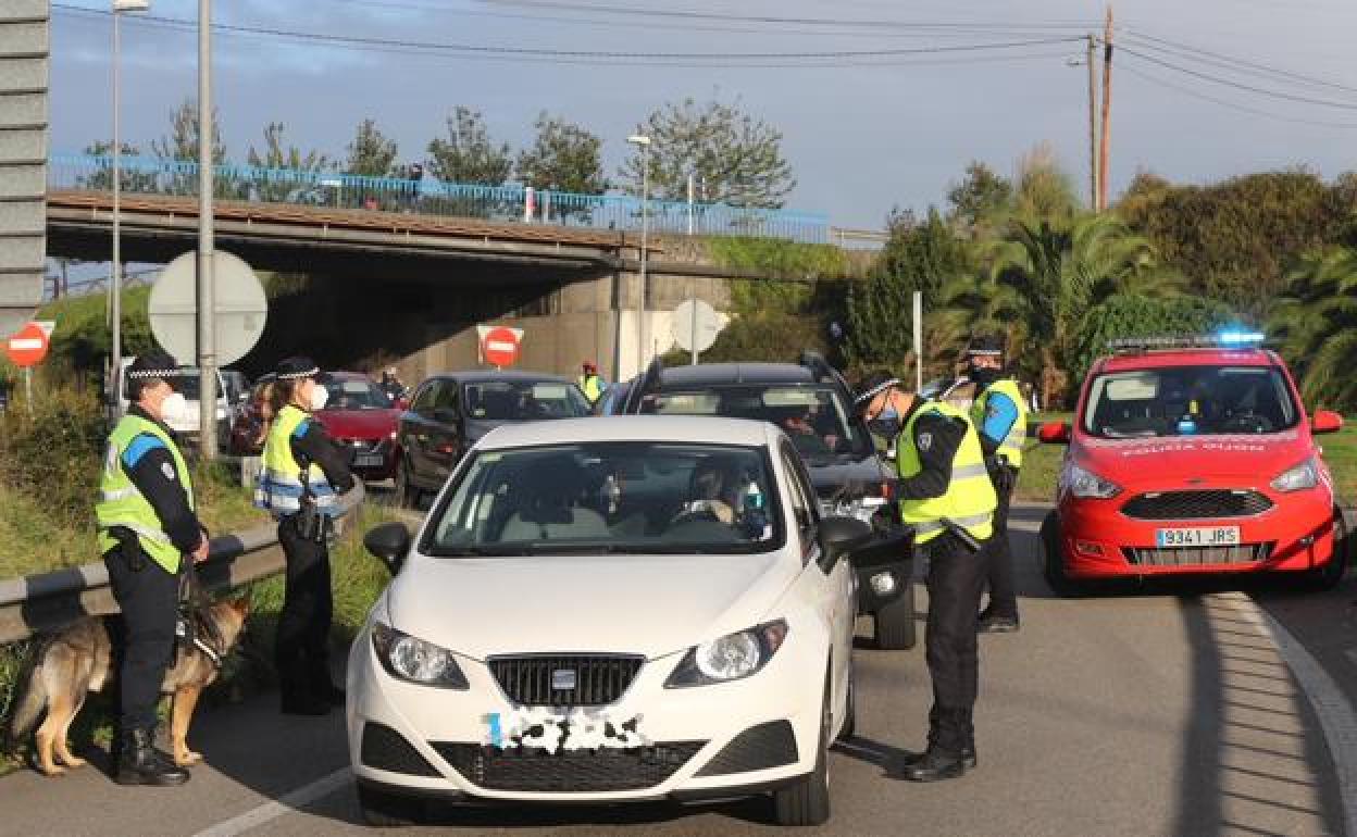 El cierre perimetral de Gijón está sometido a la vigilacia policial, con diversos controles en los accesos