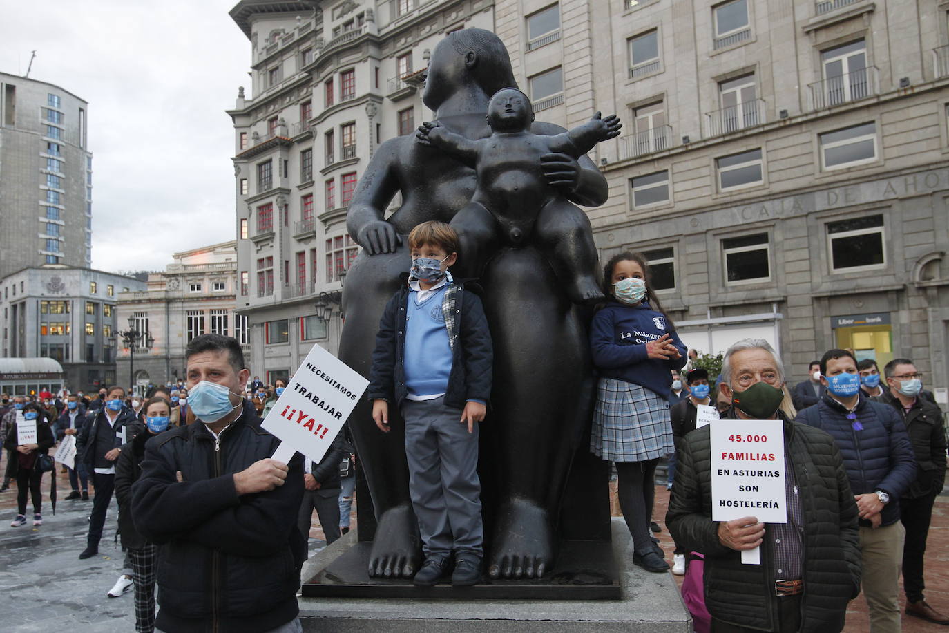 La Asociación de Hostelería y Turismo de Asturias (Otea) ha organizado este martes una concentración en Oviedo contra las medidas adoptadas por las administraciones frente a la pandemia del coronavirus. Además, han reclamado un «plan de rescate ya» —como se podía leer en alguna pancarta— para el sector.