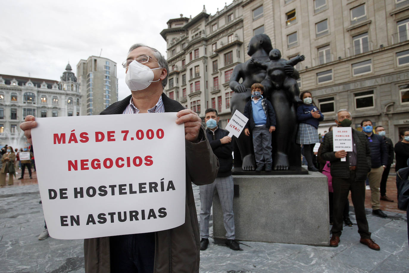 La Asociación de Hostelería y Turismo de Asturias (Otea) ha organizado este martes una concentración en Oviedo contra las medidas adoptadas por las administraciones frente a la pandemia del coronavirus. Además, han reclamado un «plan de rescate ya» —como se podía leer en alguna pancarta— para el sector.