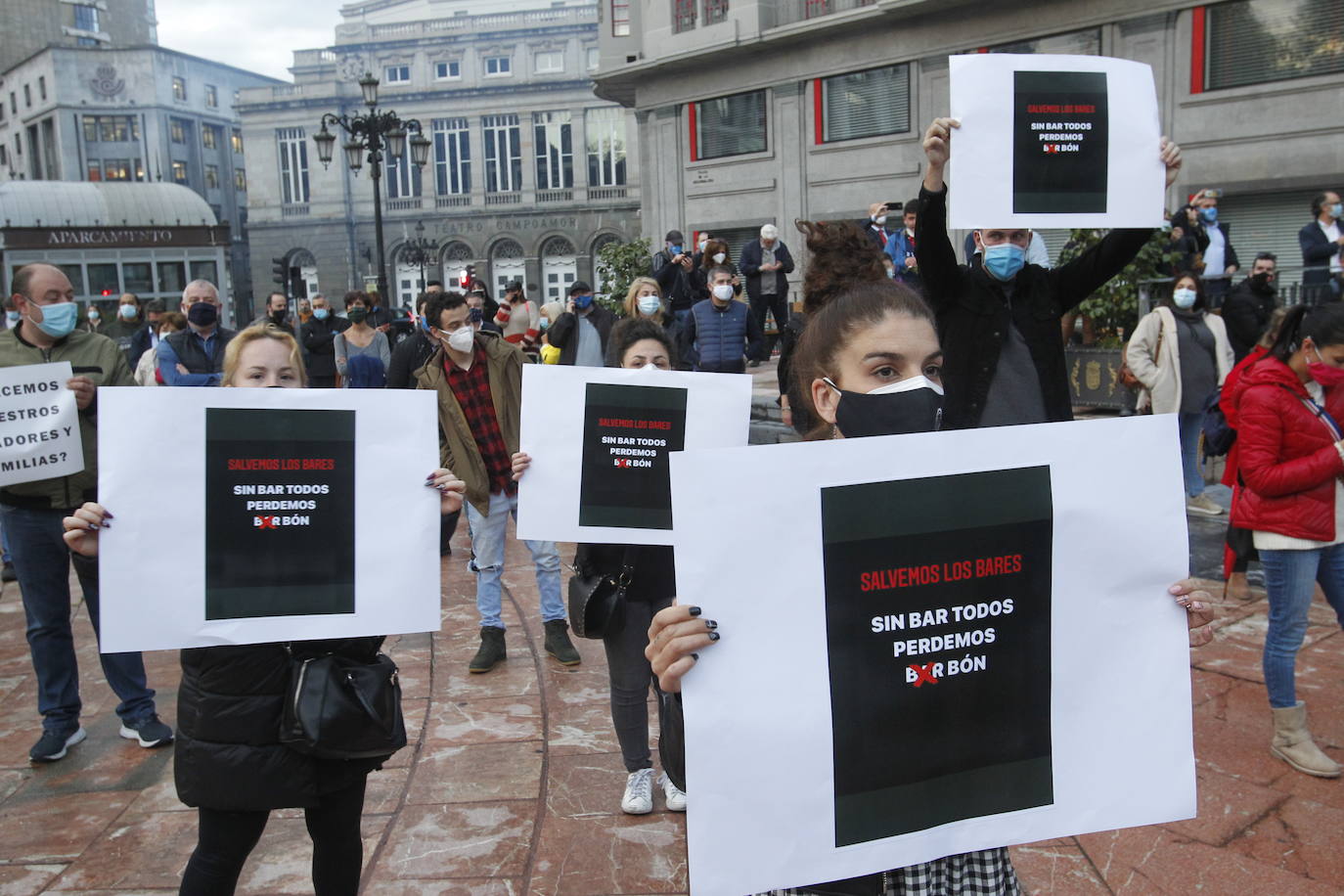 La Asociación de Hostelería y Turismo de Asturias (Otea) ha organizado este martes una concentración en Oviedo contra las medidas adoptadas por las administraciones frente a la pandemia del coronavirus. Además, han reclamado un «plan de rescate ya» —como se podía leer en alguna pancarta— para el sector.