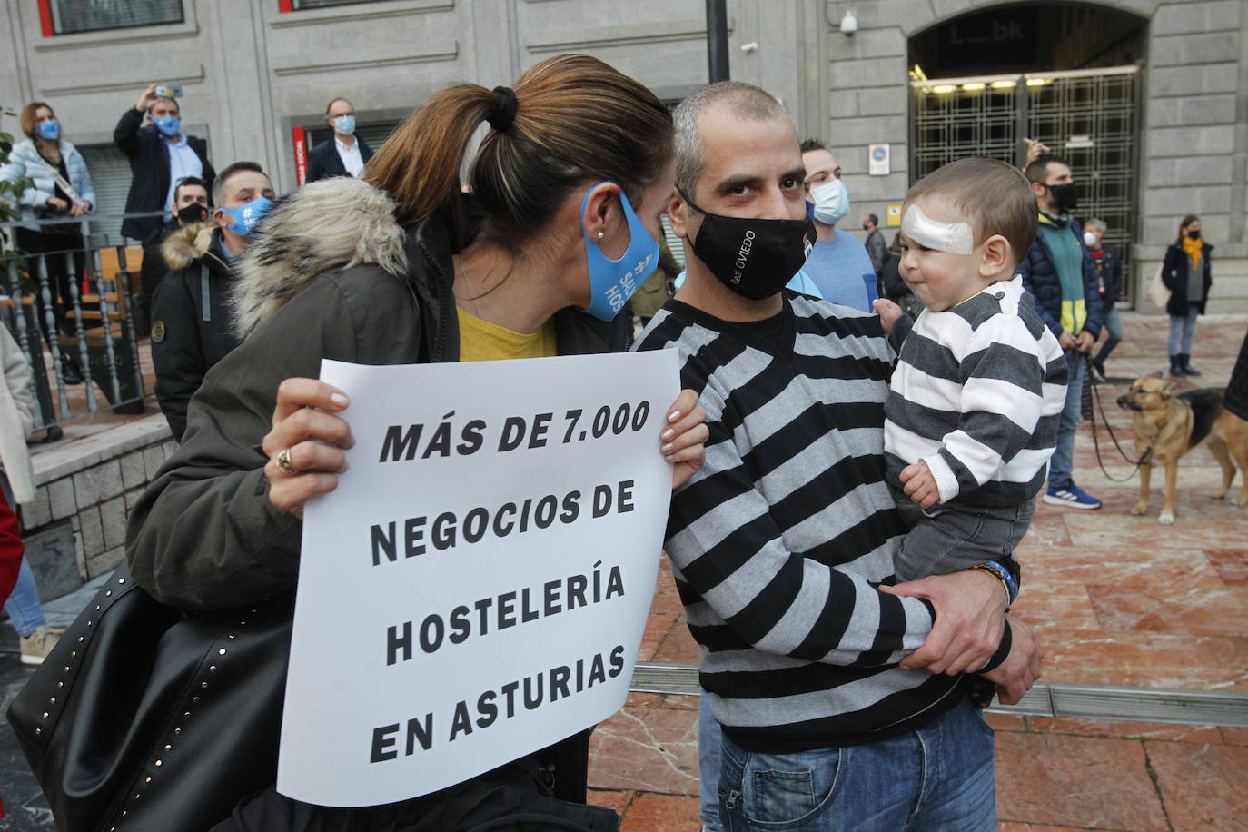La Asociación de Hostelería y Turismo de Asturias (Otea) ha organizado este martes una concentración en Oviedo contra las medidas adoptadas por las administraciones frente a la pandemia del coronavirus. Además, han reclamado un «plan de rescate ya» —como se podía leer en alguna pancarta— para el sector.