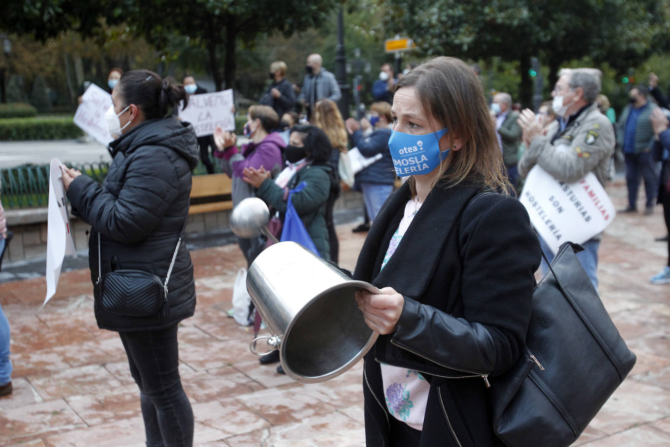 La Asociación de Hostelería y Turismo de Asturias (Otea) ha organizado este martes una concentración en Oviedo contra las medidas adoptadas por las administraciones frente a la pandemia del coronavirus. Además, han reclamado un «plan de rescate ya» —como se podía leer en alguna pancarta— para el sector.