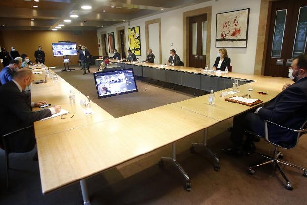 Un momento de la reunión del comité de crisis de la covid-19, celebrado ayer. En el vídeo, las nuevas restricciones en Asturias.