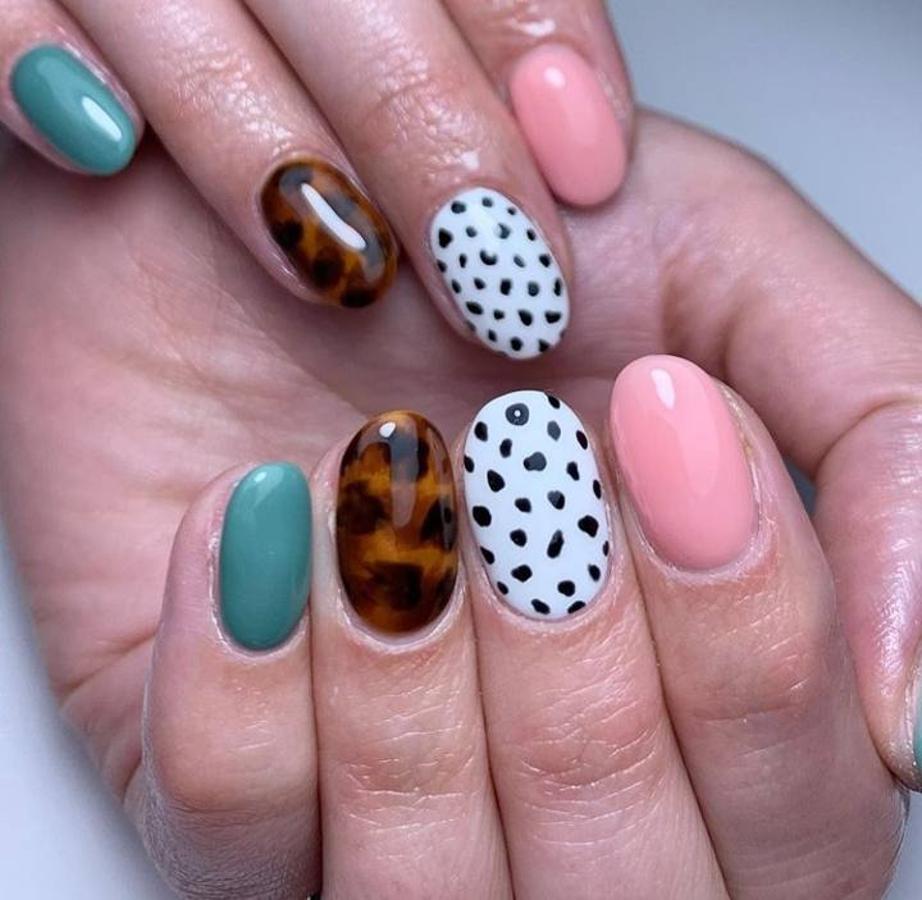 Las manicuras y el 'nail art' se han convertido en un complemento de moda cada vez más alejado de los clásicos diseños de uñas monocolor o la clásica manicura francesa de toda la vida. De hecho, este otoño los diseños más originales de manicuras seguirán siendo tendencia. Diseños de uñas en los que los tonos tostados son protagonistas, pero en los que también hay cabida para colores nude, el estampado animal, pan de oro, figuras geométricas o incluso purpurina. Aquí te dejamos algunos de los diseños más originales para esta temporada.