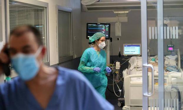 Asturias suma cinco fallecidos, 60 hospitalizados y 241 positivos más