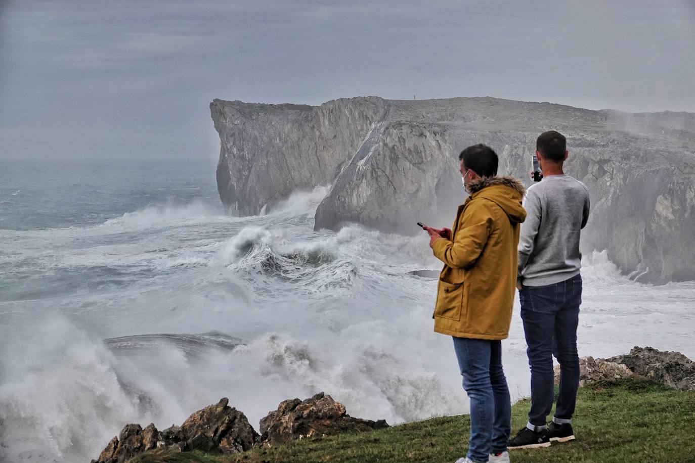 Fotos: Las espectaculares olas que azotaron la costa asturiana