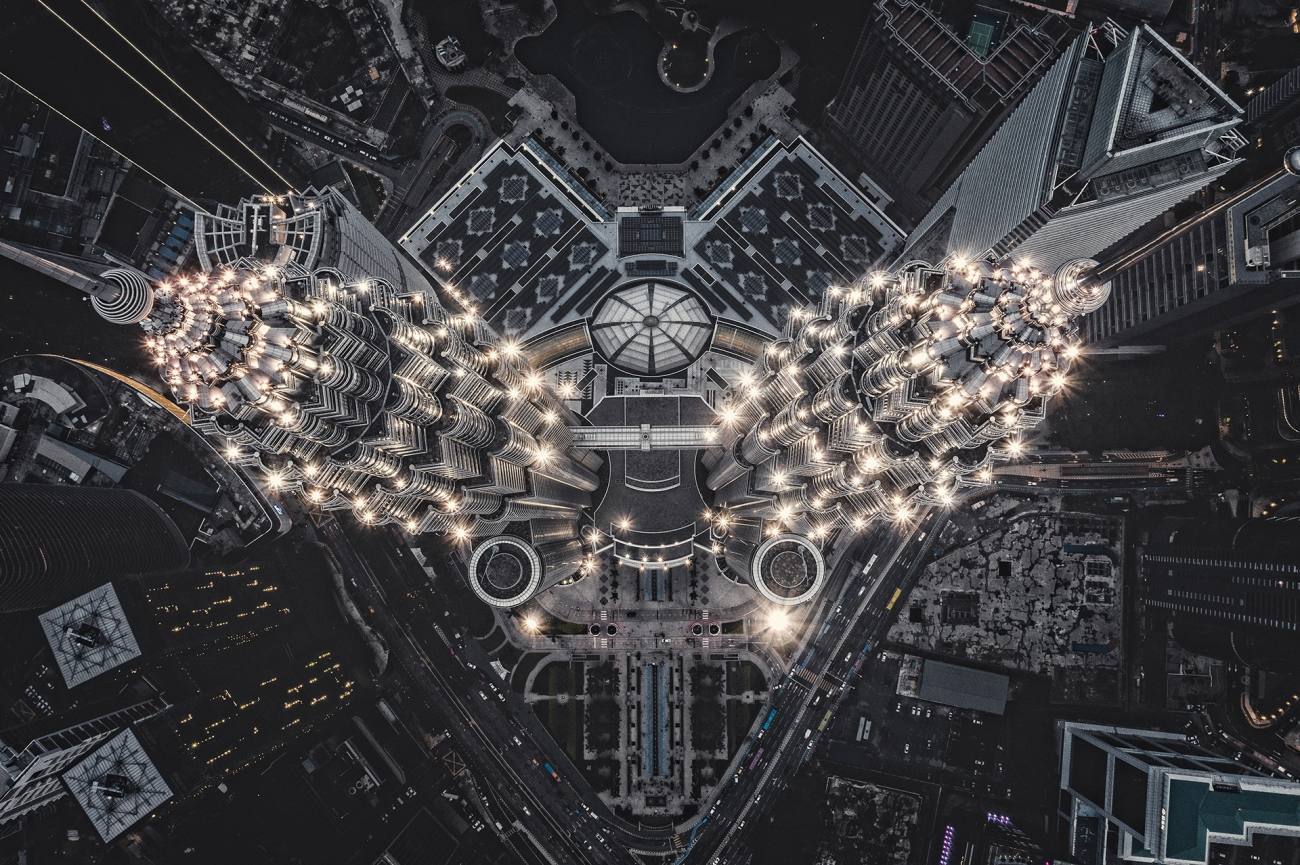 Las torres Petronas vistas desde el cielo parecen una 'estructura alienígena' que es como ha titulado Tomasz Kowalski esta foto ganadora de la categoría 'Urban'.