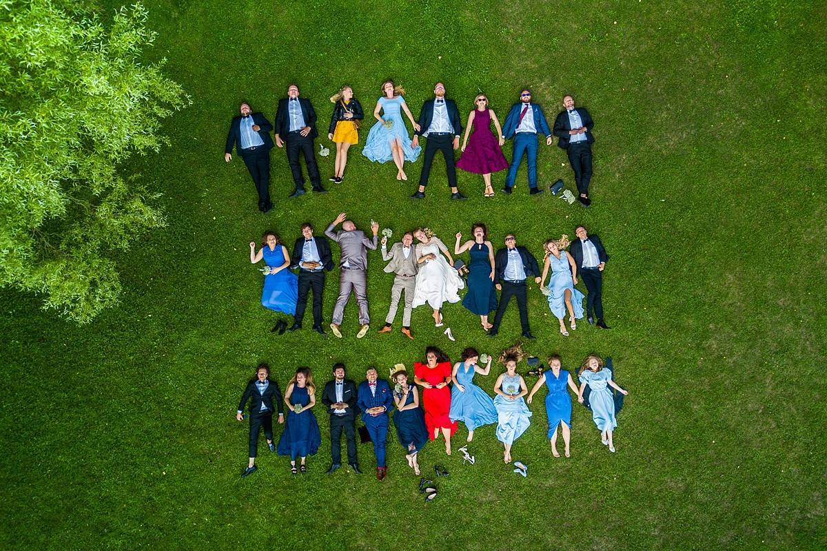 Los drones aportan una nueva dimensión al mundo de la fotografía de bodas, cada día más creativo. 