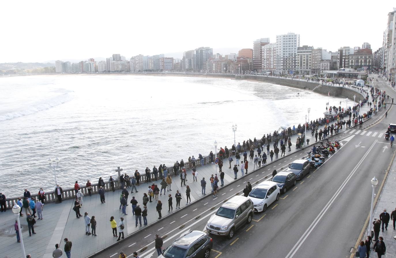 Los participantes en la protesta han marchado por las aceras hasta el centro de Gijón, después de que Delegación del Gobierno les prohibiera la manifestación. Durante la marcha, han recibido el apoyo de vecinos y otros colectivos también afectados por las medidas del Gobierno, como los repartidos de bebida.