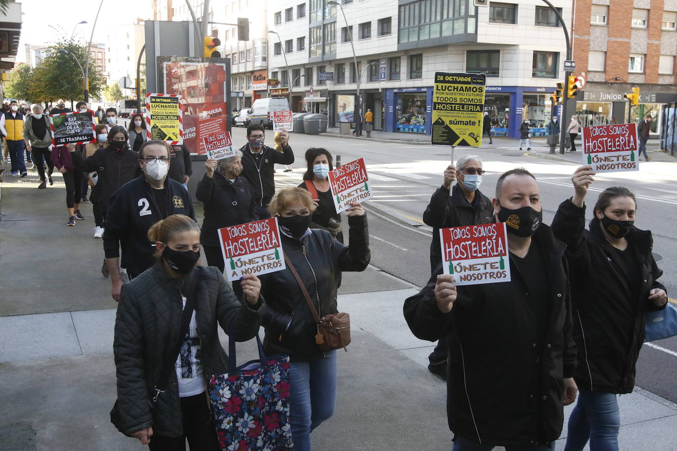 Los participantes en la protesta han marchado por las aceras hasta el centro de Gijón, después de que Delegación del Gobierno les prohibiera la manifestación. Durante la marcha, han recibido el apoyo de vecinos y otros colectivos también afectados por las medidas del Gobierno, como los repartidos de bebida.
