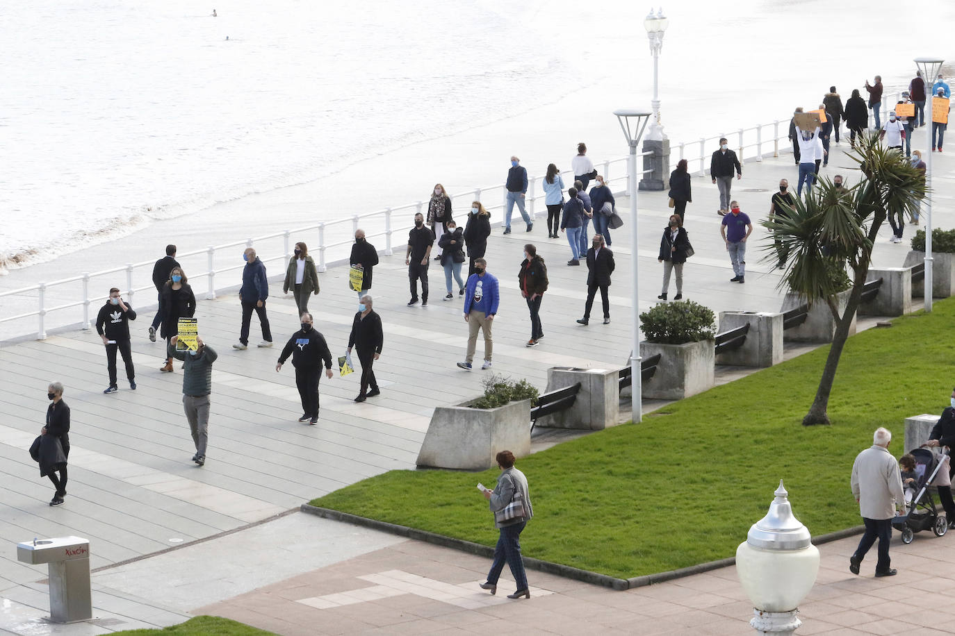 Los participantes en la protesta han marchado por las aceras hasta el centro de Gijón, después de que Delegación del Gobierno les prohibiera la manifestación. Durante la marcha, han recibido el apoyo de vecinos y otros colectivos también afectados por las medidas del Gobierno, como los repartidos de bebida.