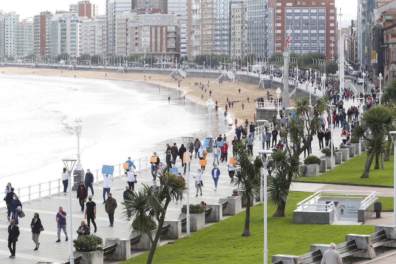 Los participantes en la protesta han marchado por las aceras hasta el centro de Gijón, después de que Delegación del Gobierno les prohibiera la manifestación. Durante la marcha, han recibido el apoyo de vecinos y otros colectivos también afectados por las medidas del Gobierno, como los repartidos de bebida.