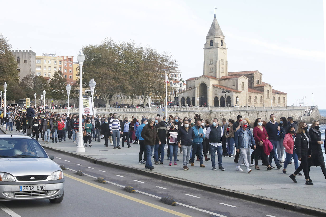 Los participantes en la protesta han marchado por las aceras hasta el centro de Gijón, después de que Delegación del Gobierno les prohibiera la manifestación. Durante la marcha, han recibido el apoyo de vecinos y otros colectivos también afectados por las medidas del Gobierno, como los repartidos de bebida.