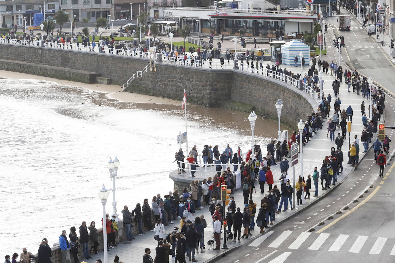 Los participantes en la protesta han marchado por las aceras hasta el centro de Gijón, después de que Delegación del Gobierno les prohibiera la manifestación. Durante la marcha, han recibido el apoyo de vecinos y otros colectivos también afectados por las medidas del Gobierno, como los repartidos de bebida.