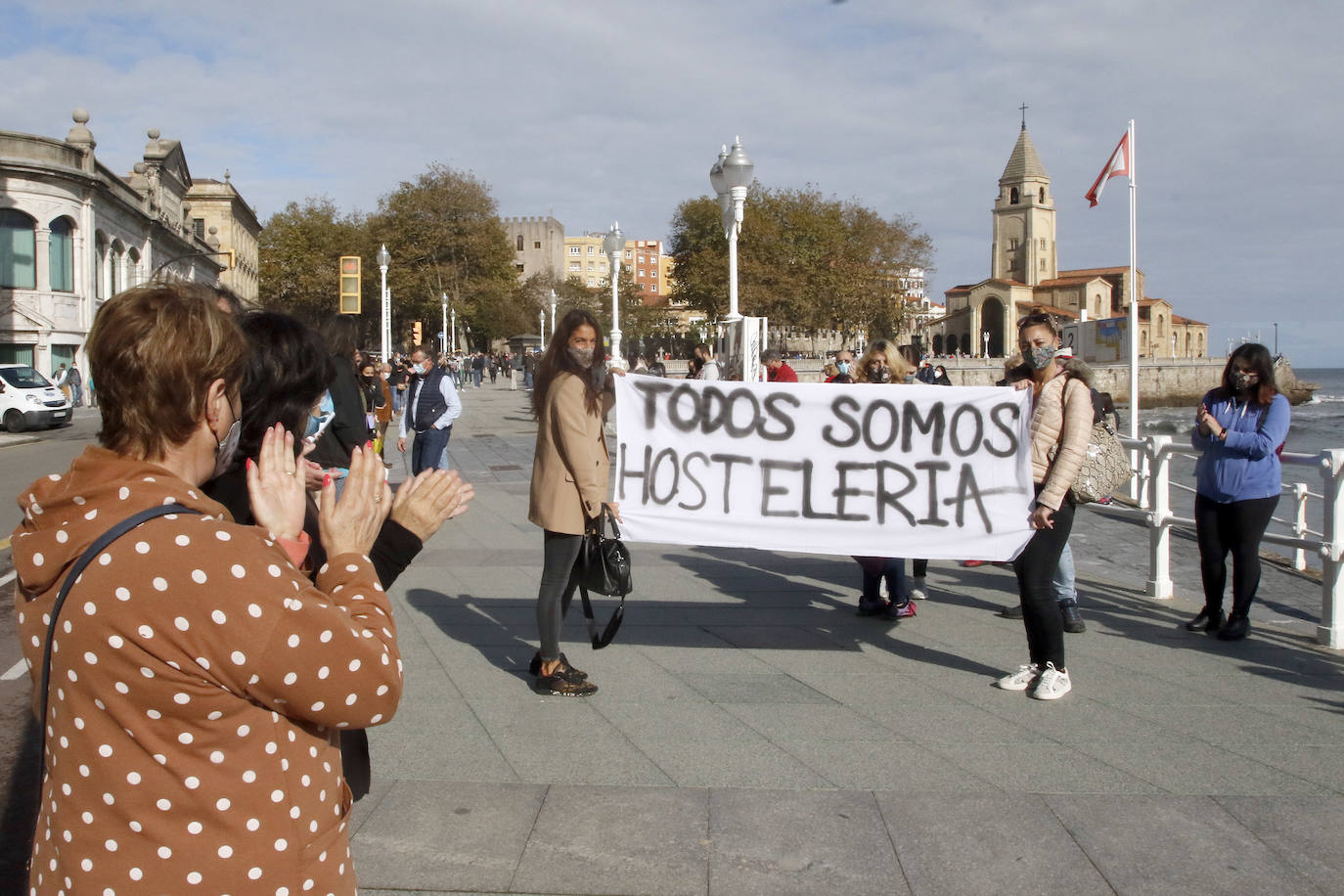 Los participantes en la protesta han marchado por las aceras hasta el centro de Gijón, después de que Delegación del Gobierno les prohibiera la manifestación. Durante la marcha, han recibido el apoyo de vecinos y otros colectivos también afectados por las medidas del Gobierno, como los repartidos de bebida.