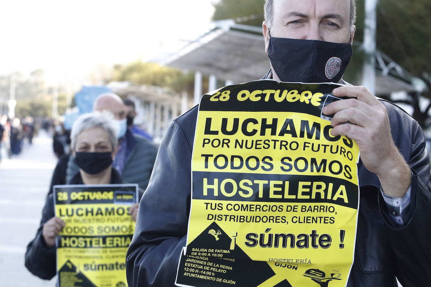 Los participantes en la protesta han marchado por las aceras hasta el centro de Gijón, después de que Delegación del Gobierno les prohibiera la manifestación. Durante la marcha, han recibido el apoyo de vecinos y otros colectivos también afectados por las medidas del Gobierno, como los repartidos de bebida.