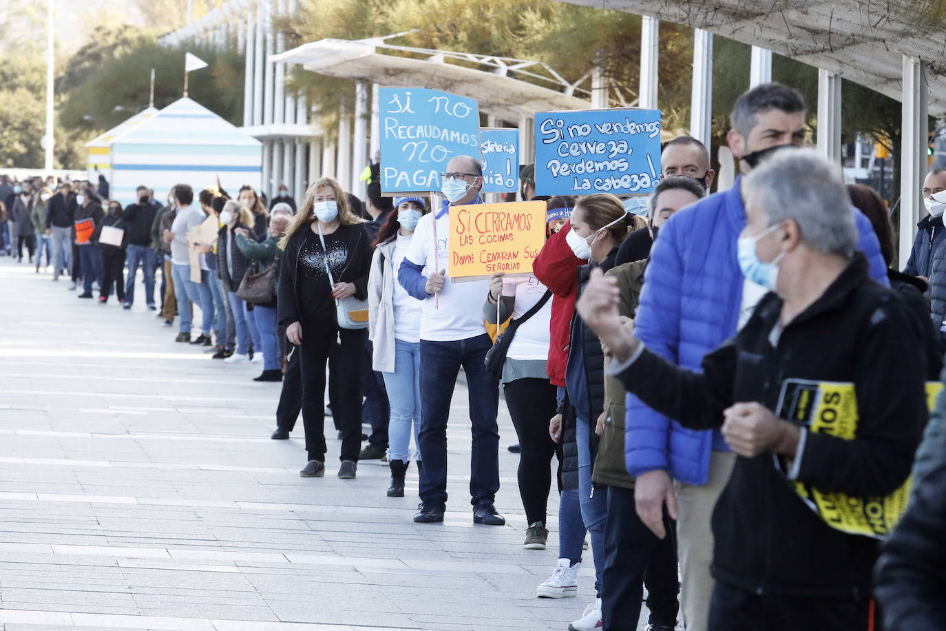 Los participantes en la protesta han marchado por las aceras hasta el centro de Gijón, después de que Delegación del Gobierno les prohibiera la manifestación. Durante la marcha, han recibido el apoyo de vecinos y otros colectivos también afectados por las medidas del Gobierno, como los repartidos de bebida.