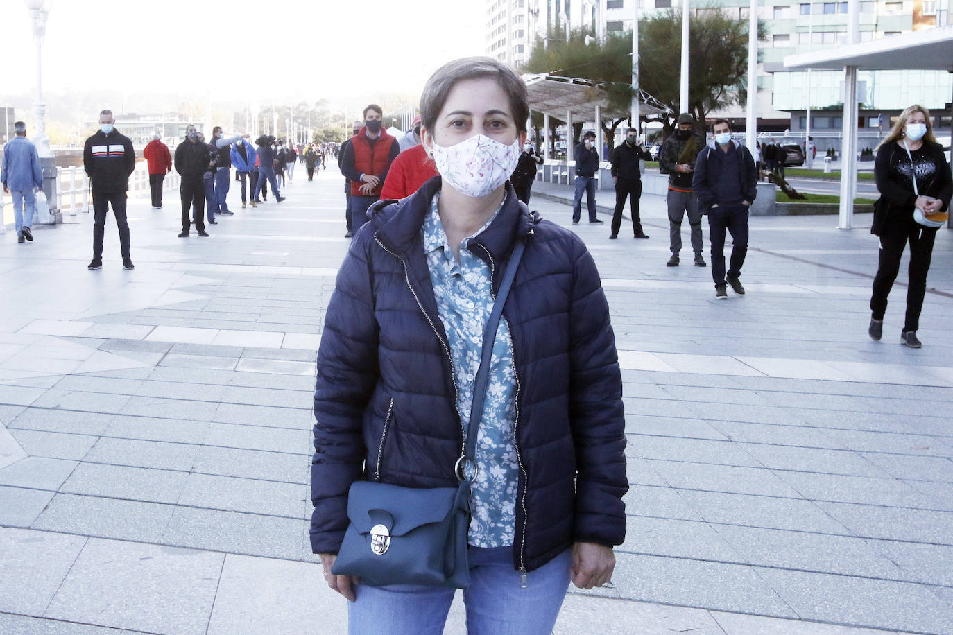 Los participantes en la protesta han marchado por las aceras hasta el centro de Gijón, después de que Delegación del Gobierno les prohibiera la manifestación. Durante la marcha, han recibido el apoyo de vecinos y otros colectivos también afectados por las medidas del Gobierno, como los repartidos de bebida.