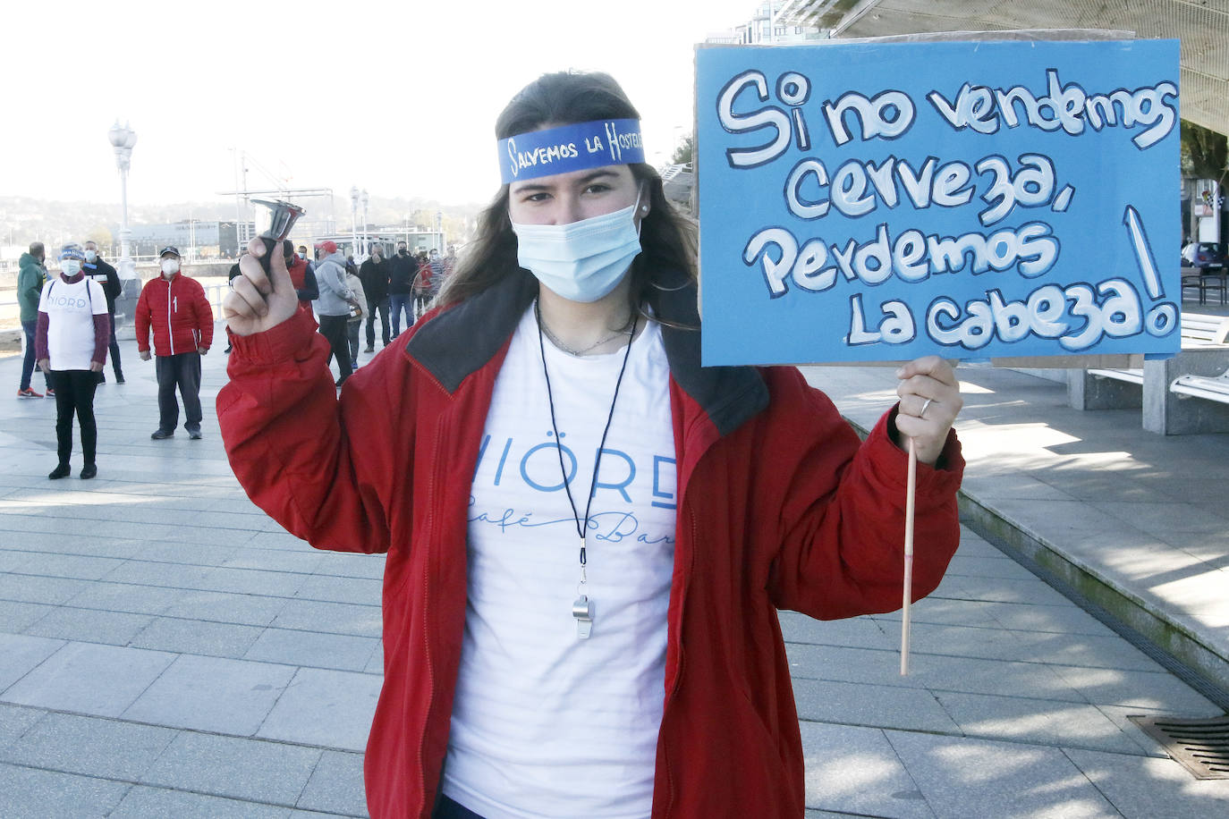 Los participantes en la protesta han marchado por las aceras hasta el centro de Gijón, después de que Delegación del Gobierno les prohibiera la manifestación. Durante la marcha, han recibido el apoyo de vecinos y otros colectivos también afectados por las medidas del Gobierno, como los repartidos de bebida.