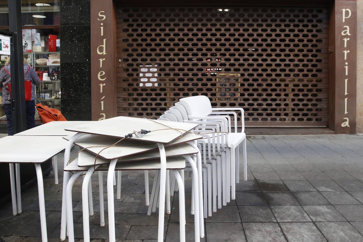 Los participantes en la protesta han marchado por las aceras hasta el centro de Gijón, después de que Delegación del Gobierno les prohibiera la manifestación. Durante la marcha, han recibido el apoyo de vecinos y otros colectivos también afectados por las medidas del Gobierno, como los repartidos de bebida.