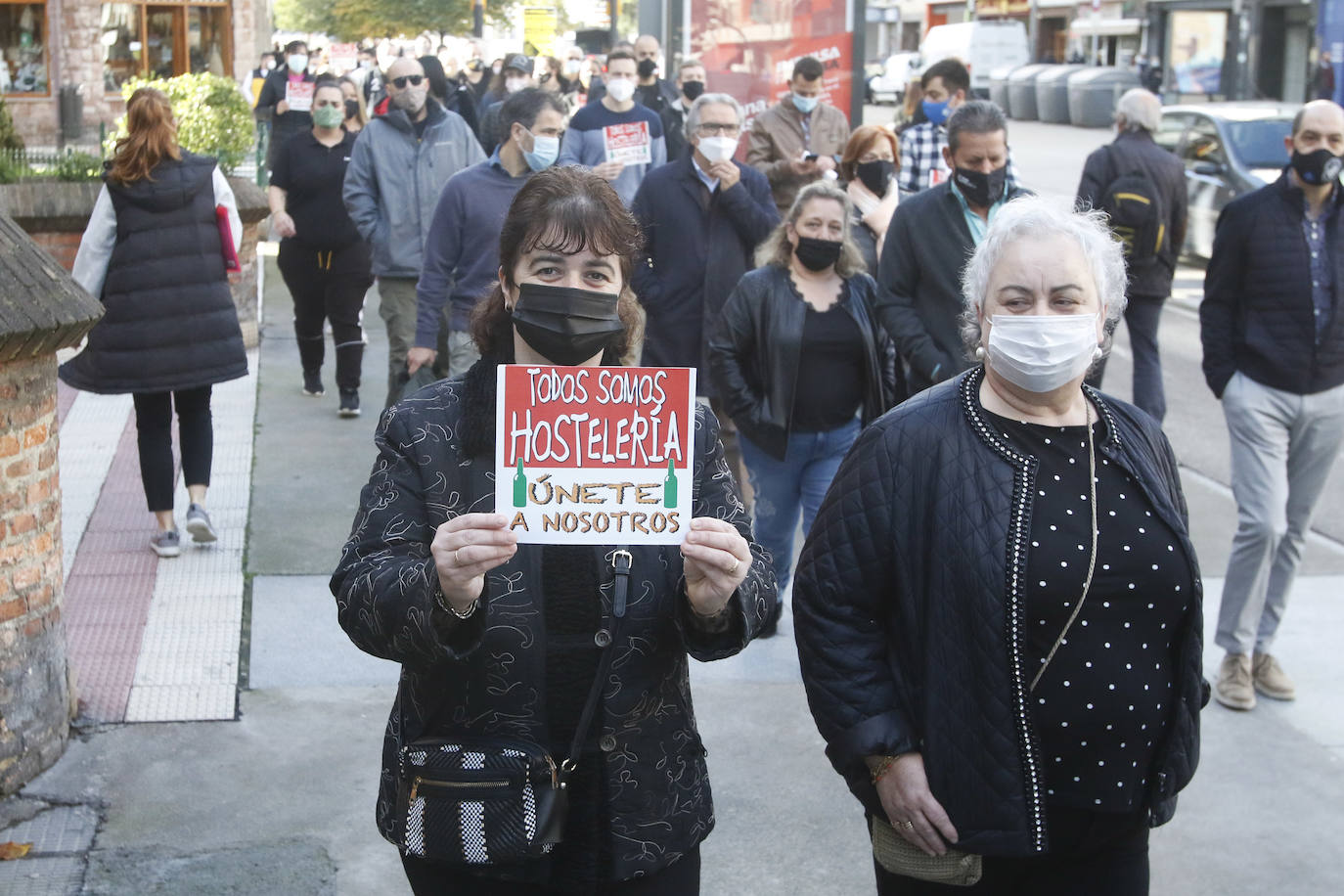 Los participantes en la protesta han marchado por las aceras hasta el centro de Gijón, después de que Delegación del Gobierno les prohibiera la manifestación. Durante la marcha, han recibido el apoyo de vecinos y otros colectivos también afectados por las medidas del Gobierno, como los repartidos de bebida.