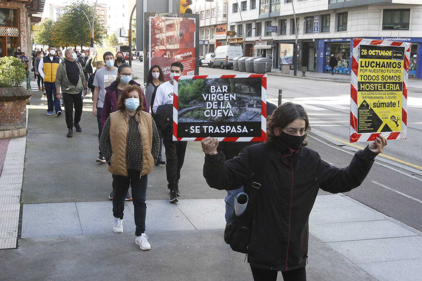 Los participantes en la protesta han marchado por las aceras hasta el centro de Gijón, después de que Delegación del Gobierno les prohibiera la manifestación. Durante la marcha, han recibido el apoyo de vecinos y otros colectivos también afectados por las medidas del Gobierno, como los repartidos de bebida.