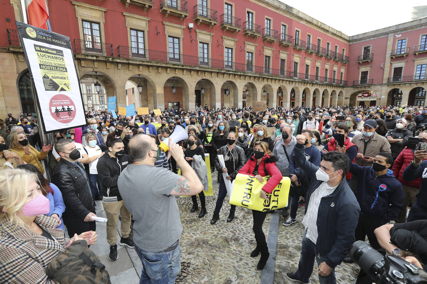Los participantes en la protesta han marchado por las aceras hasta el centro de Gijón, después de que Delegación del Gobierno les prohibiera la manifestación. Durante la marcha, han recibido el apoyo de vecinos y otros colectivos también afectados por las medidas del Gobierno, como los repartidos de bebida.