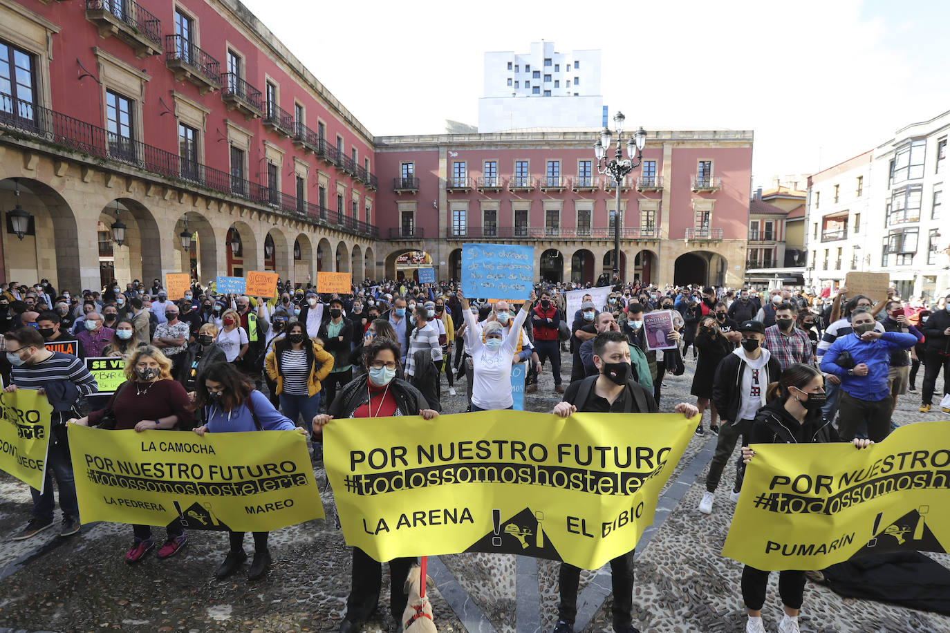 Los participantes en la protesta han marchado por las aceras hasta el centro de Gijón, después de que Delegación del Gobierno les prohibiera la manifestación. Durante la marcha, han recibido el apoyo de vecinos y otros colectivos también afectados por las medidas del Gobierno, como los repartidos de bebida.
