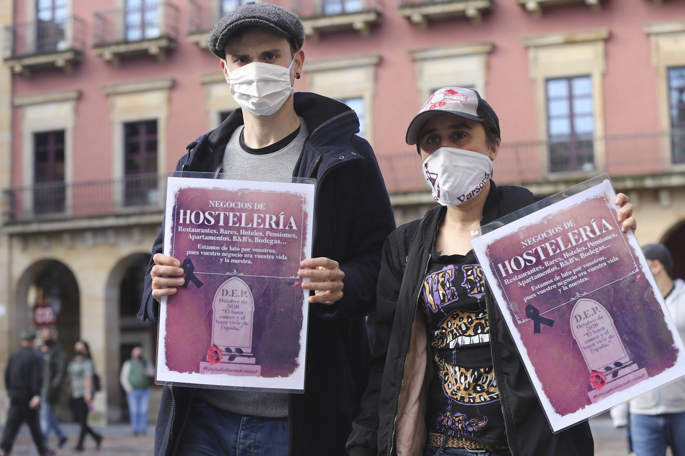 Los participantes en la protesta han marchado por las aceras hasta el centro de Gijón, después de que Delegación del Gobierno les prohibiera la manifestación. Durante la marcha, han recibido el apoyo de vecinos y otros colectivos también afectados por las medidas del Gobierno, como los repartidos de bebida.