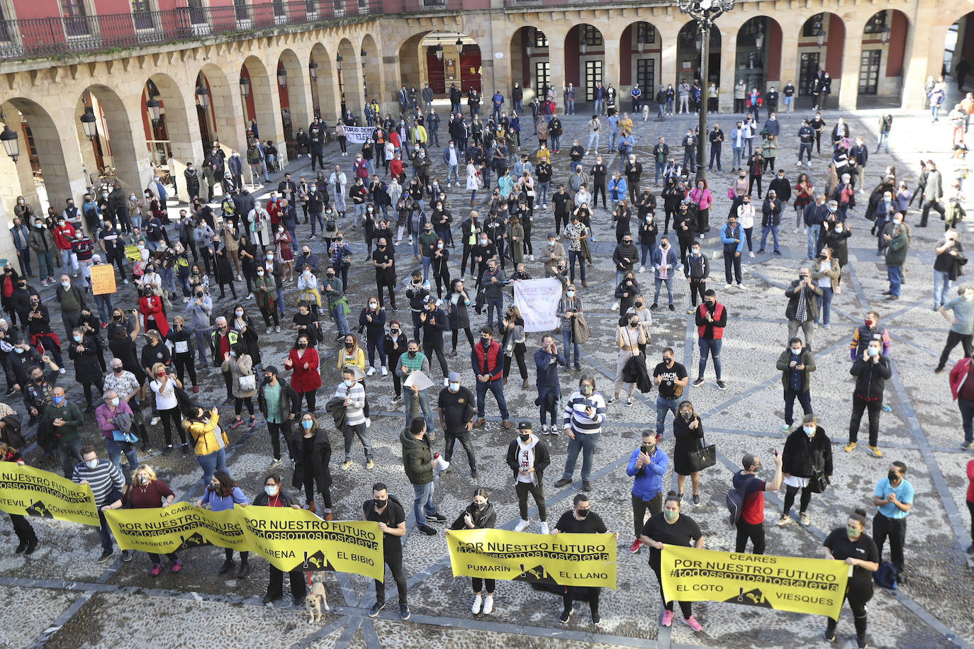 Los participantes en la protesta han marchado por las aceras hasta el centro de Gijón, después de que Delegación del Gobierno les prohibiera la manifestación. Durante la marcha, han recibido el apoyo de vecinos y otros colectivos también afectados por las medidas del Gobierno, como los repartidos de bebida.
